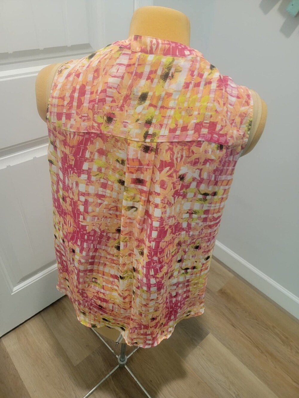 Apt. 9 Plus Size 3X Sheer Chiffon Sleeveless Button Down Blouse in Pinks, Yellow - Picture 7 of 10